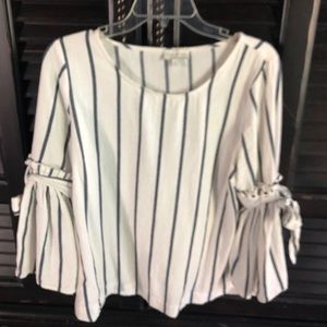 Lucky Bow-sleeve top